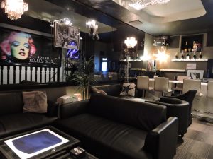 カラオケが無料で歌えるバーシャルルの店内写真