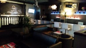 カラオケが無料で歌えるバーシャルルの店内写真