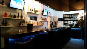 カラオケが無料で歌えるバーシャルルの店内写真